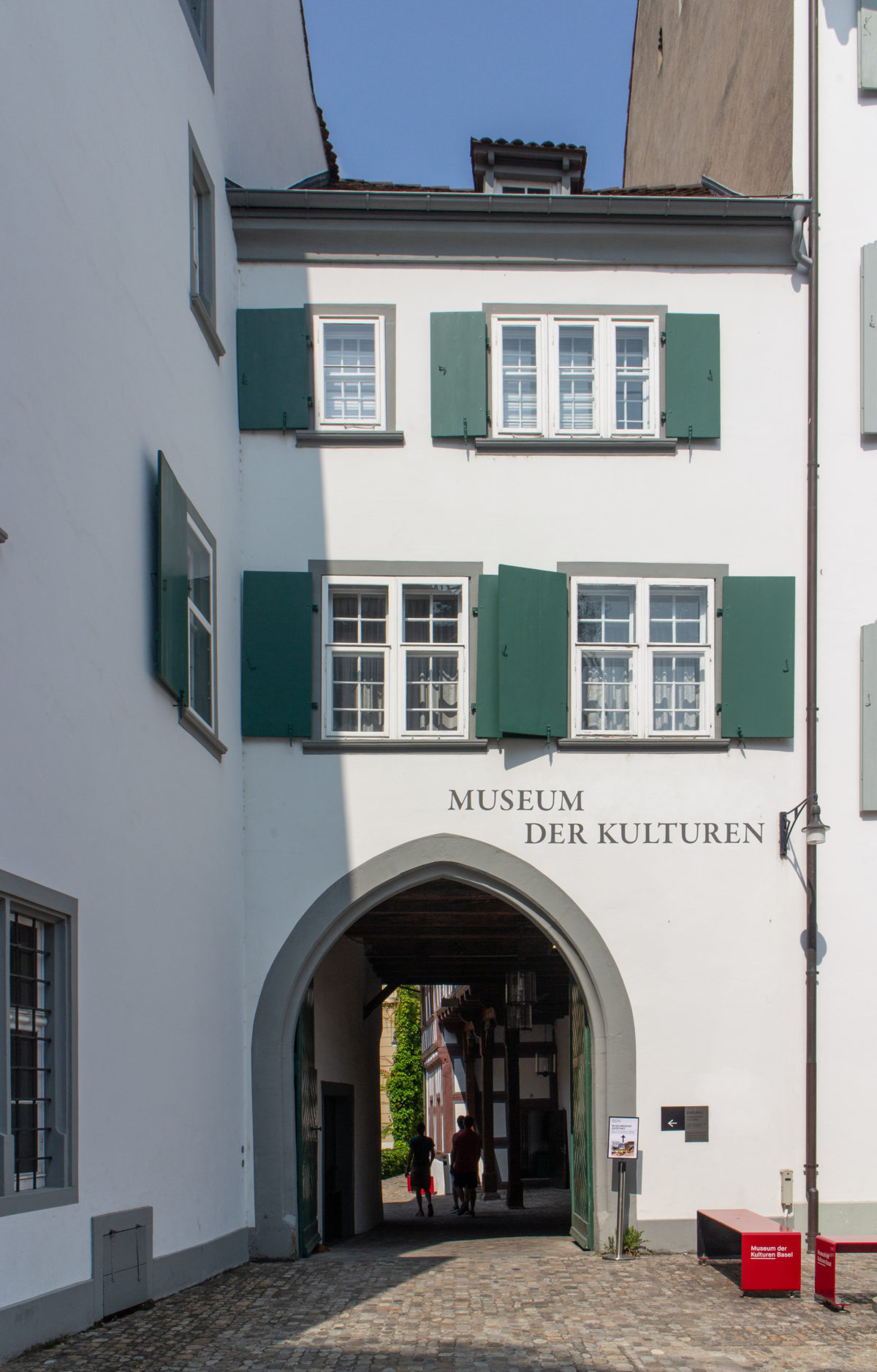 Museum-der-Kulturen_Herzong-Demeuron_WikiArquitectura_01