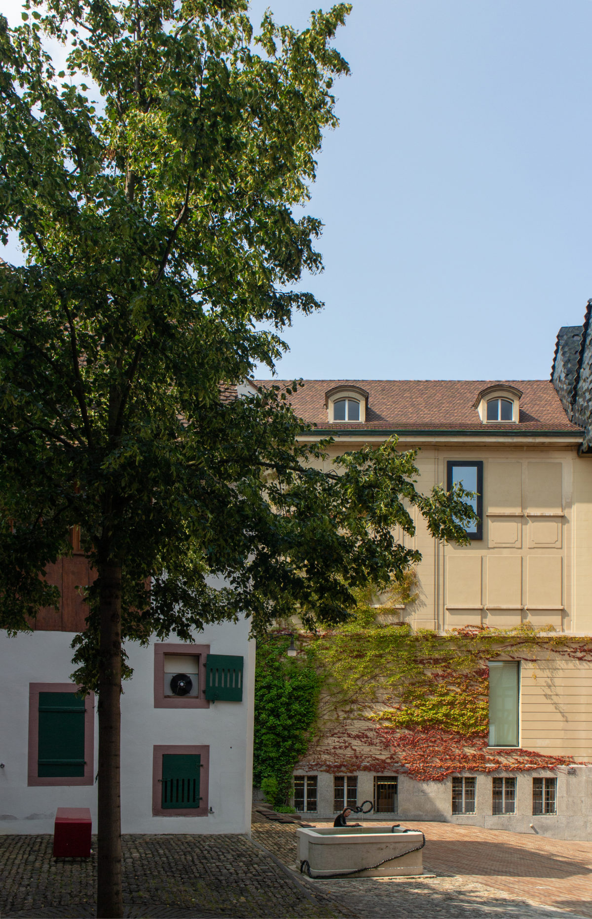 Museum-der-Kulturen_Herzong-Demeuron_WikiArquitectura_07