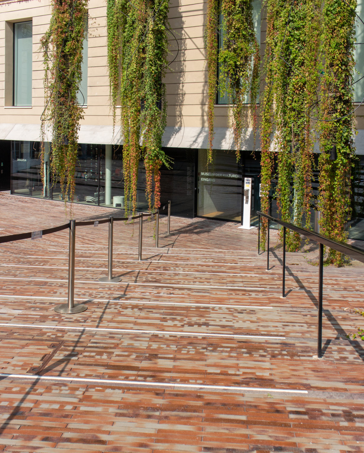 Museum-der-Kulturen_Herzong-Demeuron_WikiArquitectura_12