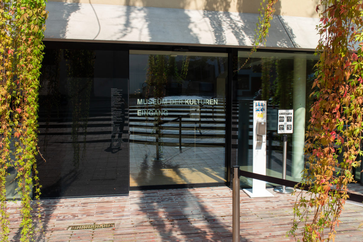 Museum-der-Kulturen_Herzong-Demeuron_WikiArquitectura_15