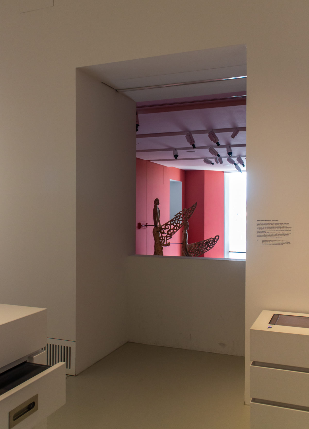 Museum-der-Kulturen_Herzong-Demeuron_WikiArquitectura_37