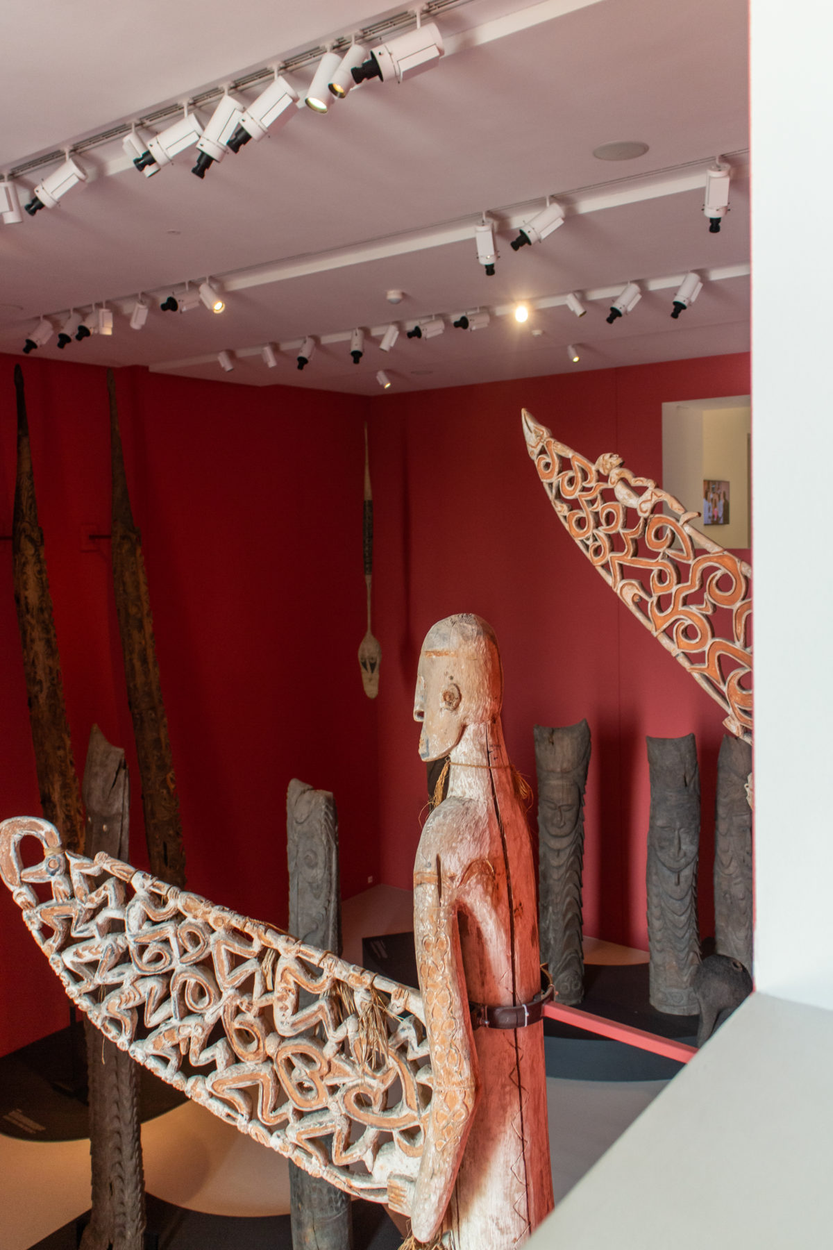 Museum-der-Kulturen_Herzong-Demeuron_WikiArquitectura_39