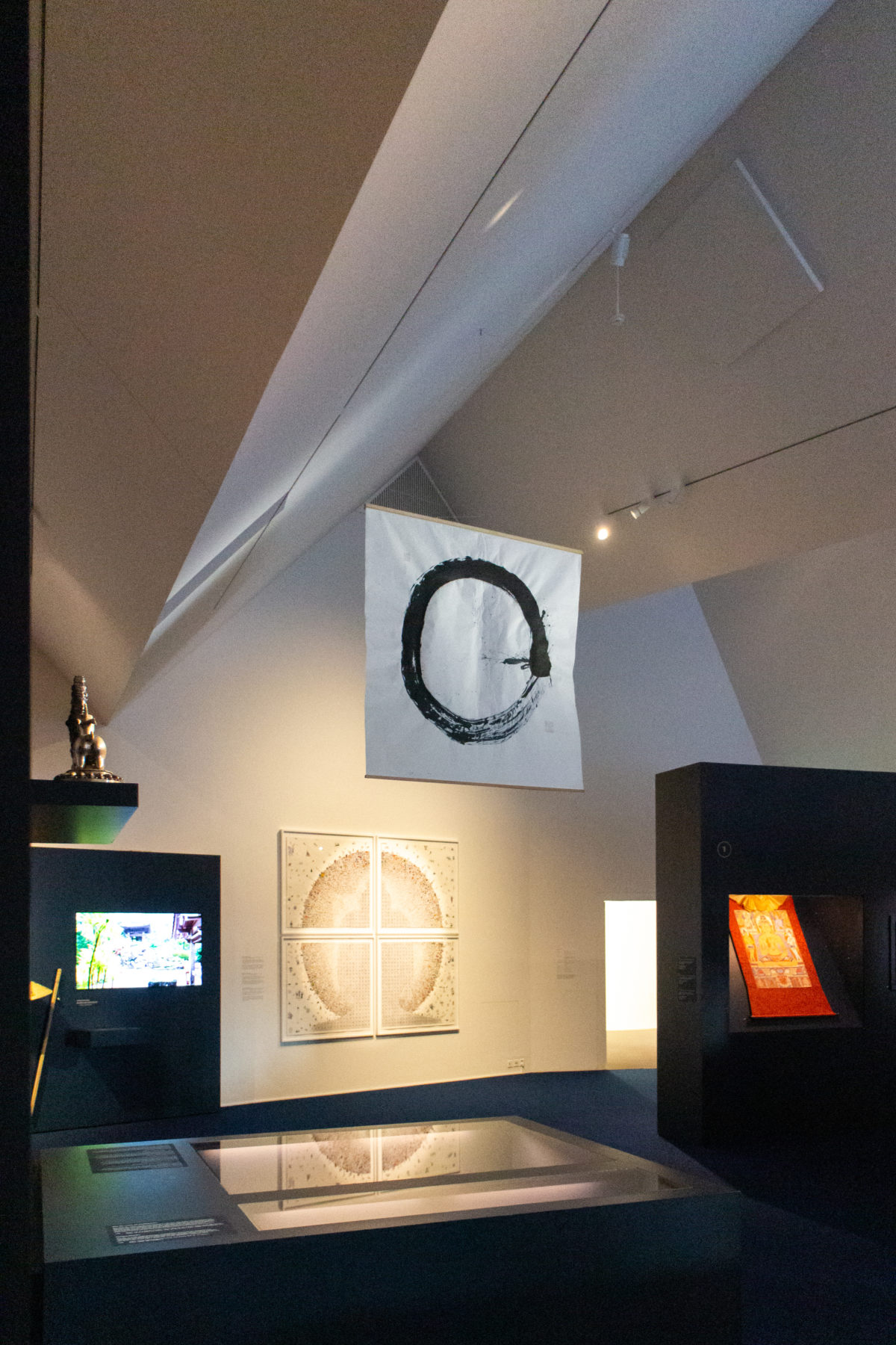 Museum-der-Kulturen_Herzong-Demeuron_WikiArquitectura_55